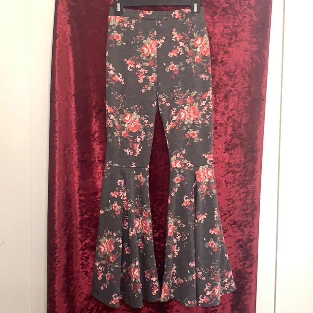 Davie & Crocke🌵🌵 floral bell bottom yoga pants size S-M